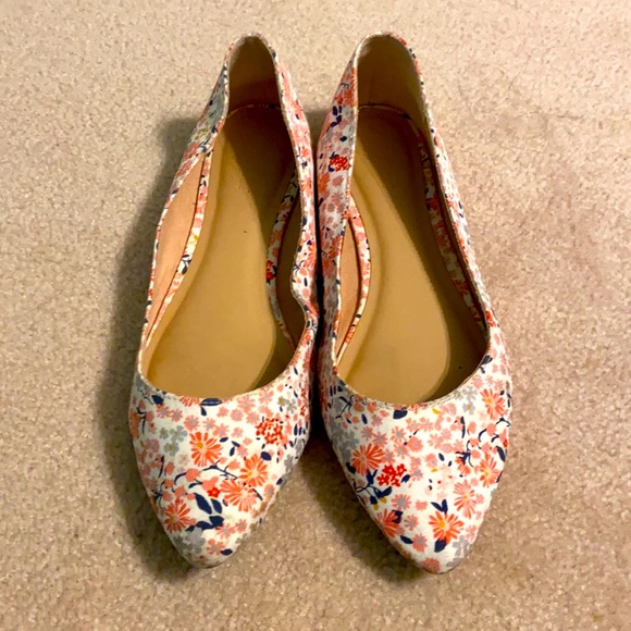 Cute Floral Pointed Flats - Picture 2 of 3